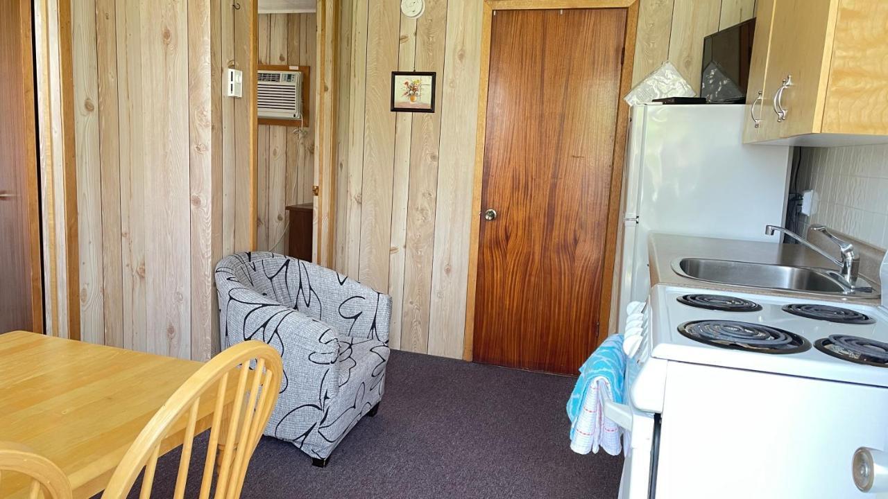Rachel'S Motel And Cottages Surrey Екстериор снимка