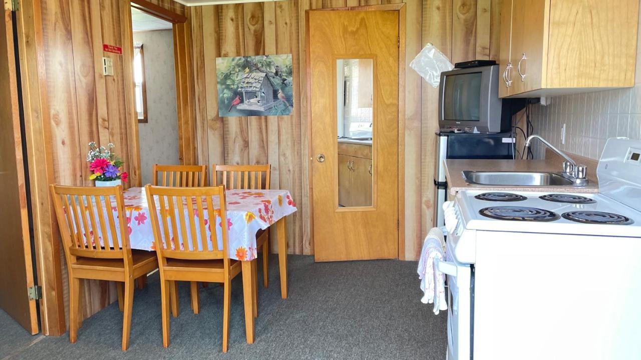 Rachel'S Motel And Cottages Surrey Екстериор снимка