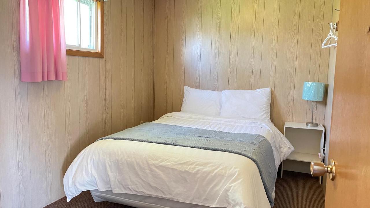 Rachel'S Motel And Cottages Surrey Екстериор снимка