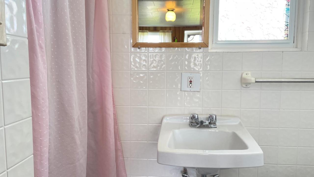 Rachel'S Motel And Cottages Surrey Екстериор снимка