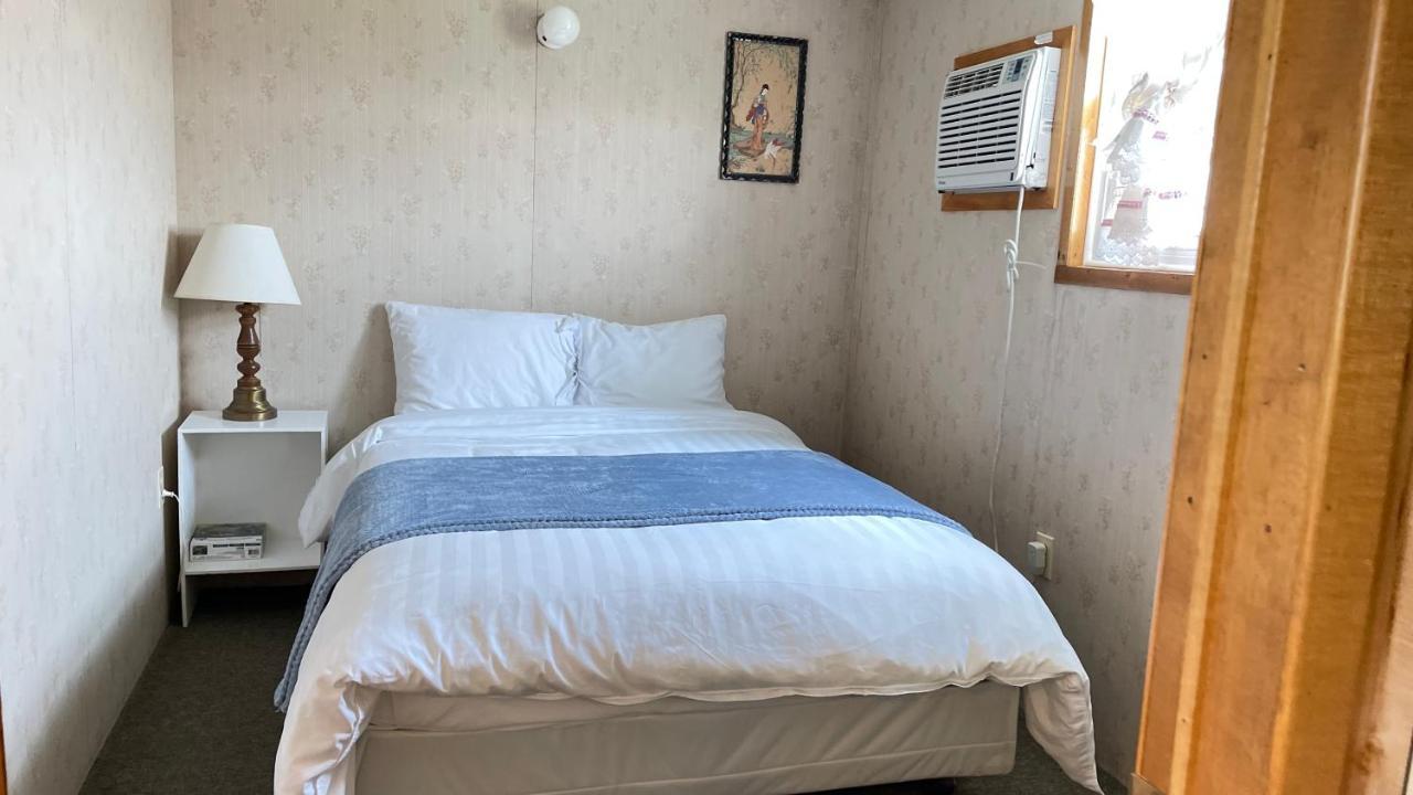 Rachel'S Motel And Cottages Surrey Екстериор снимка
