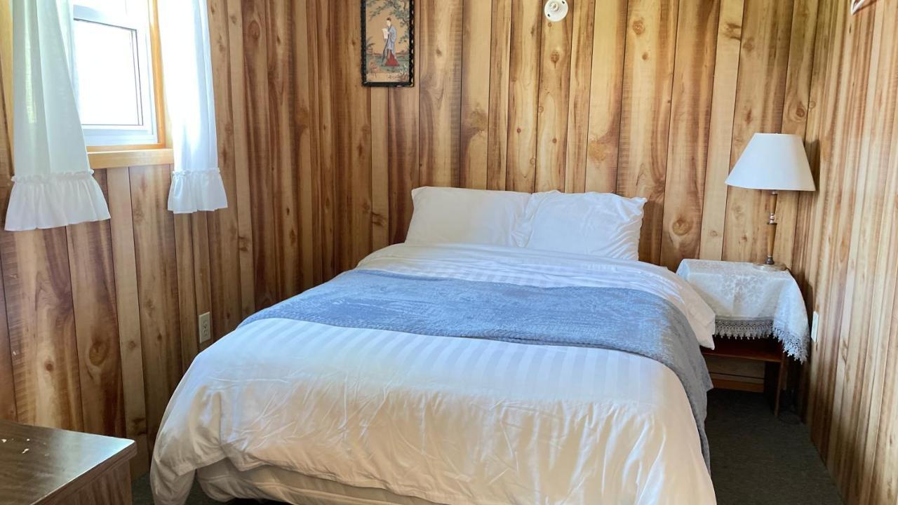 Rachel'S Motel And Cottages Surrey Екстериор снимка