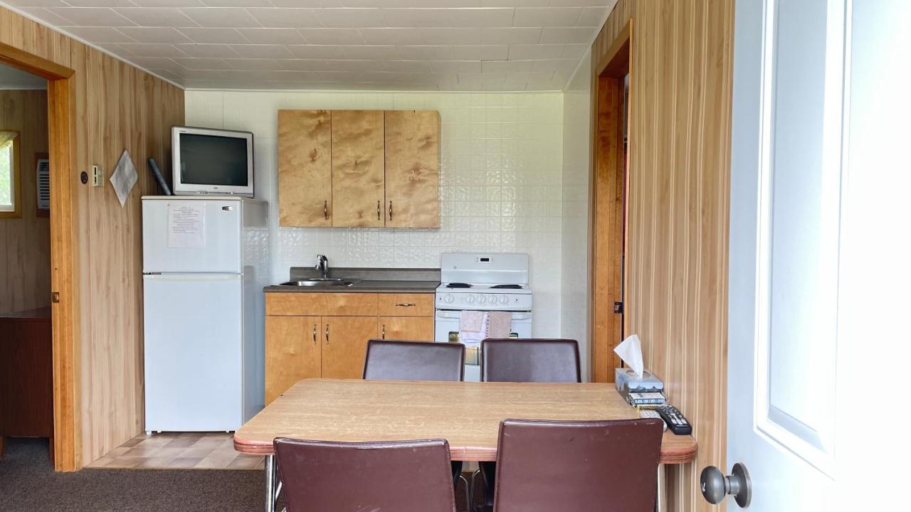 Rachel'S Motel And Cottages Surrey Екстериор снимка