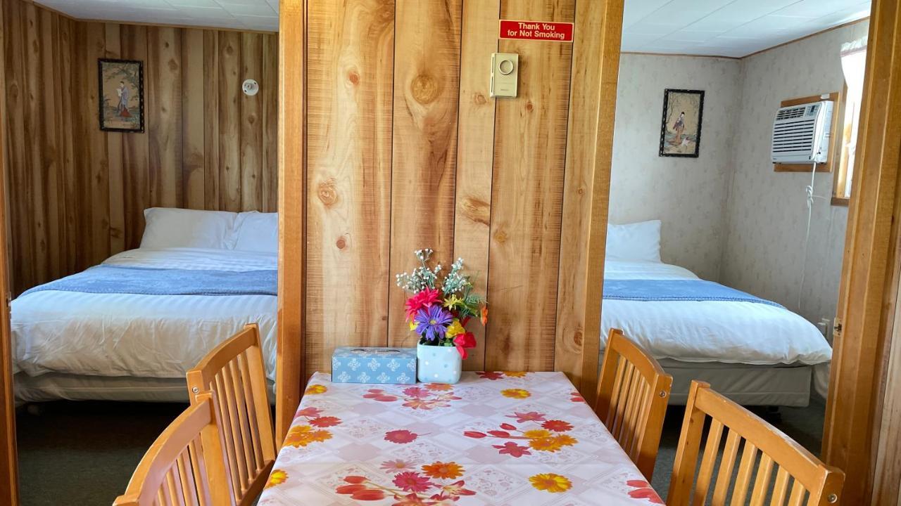 Rachel'S Motel And Cottages Surrey Екстериор снимка