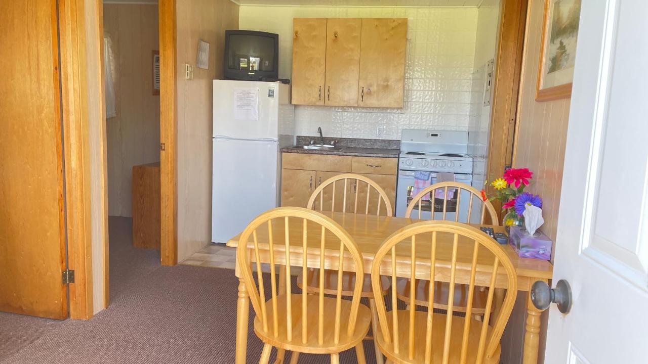 Rachel'S Motel And Cottages Surrey Екстериор снимка
