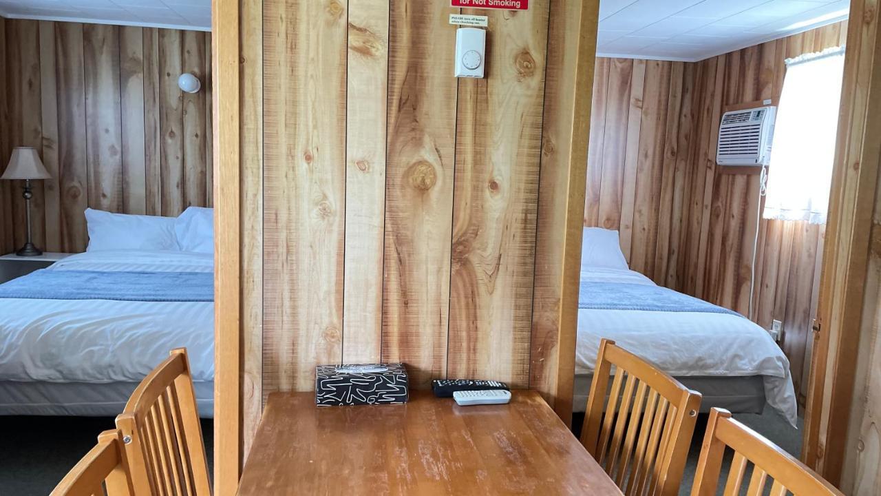 Rachel'S Motel And Cottages Surrey Екстериор снимка