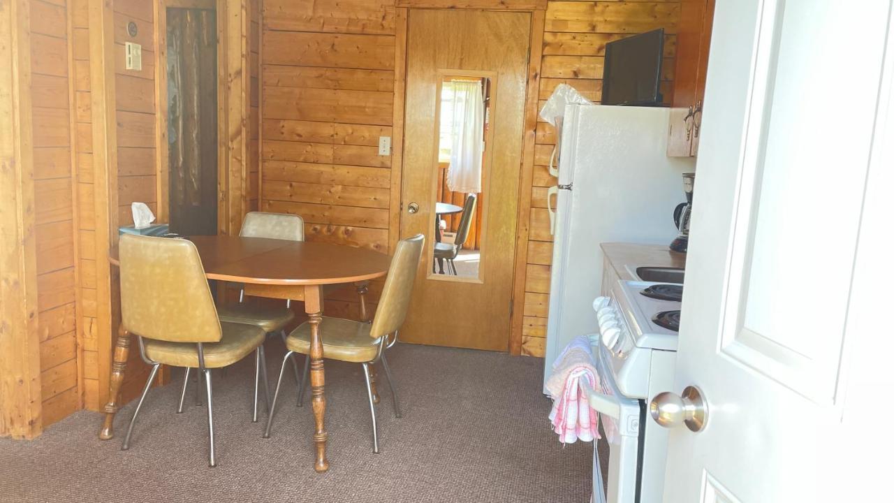 Rachel'S Motel And Cottages Surrey Екстериор снимка
