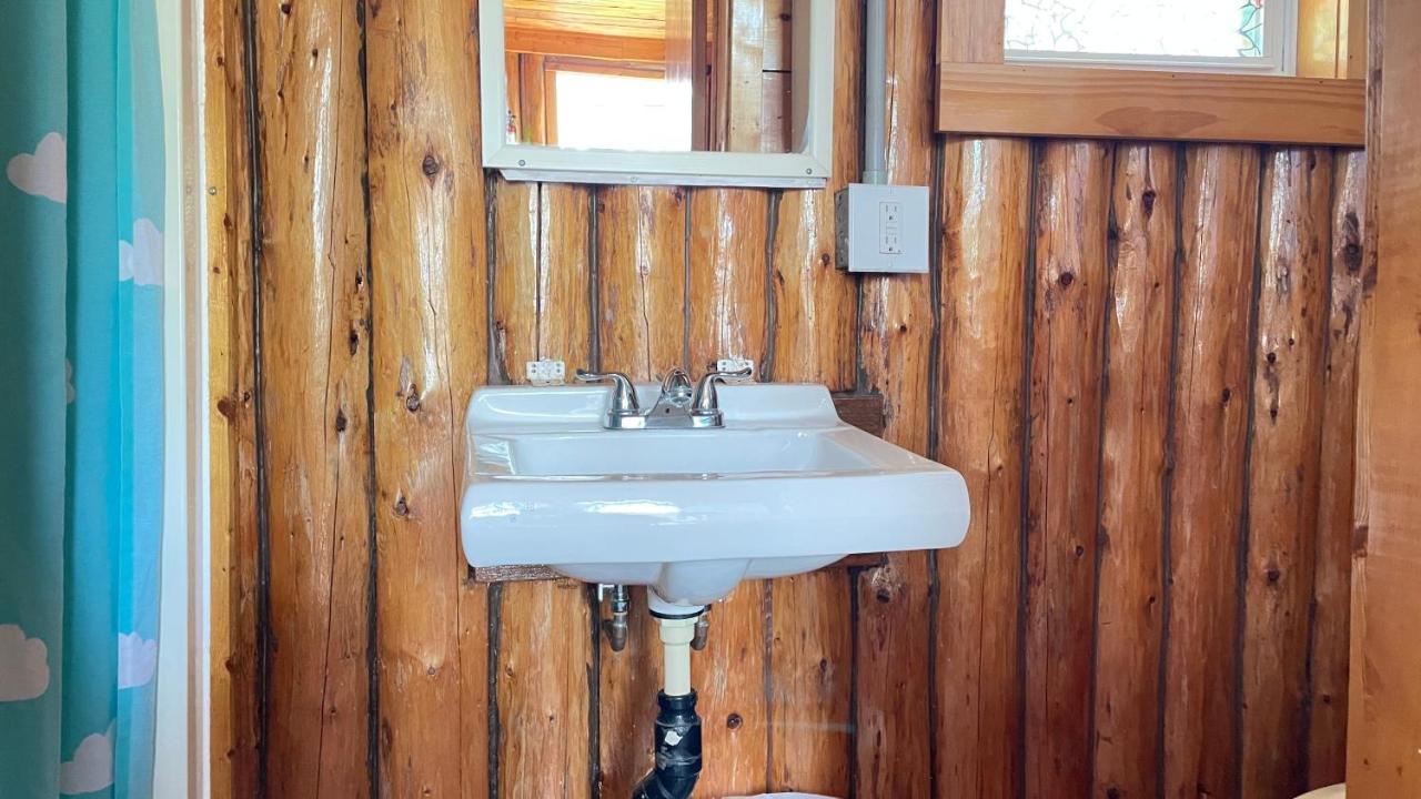 Rachel'S Motel And Cottages Surrey Екстериор снимка